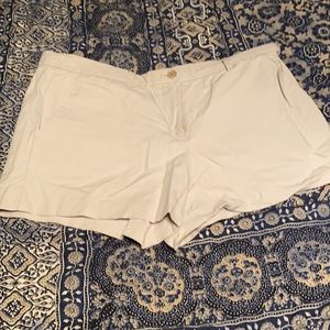 Cream gap shorts
